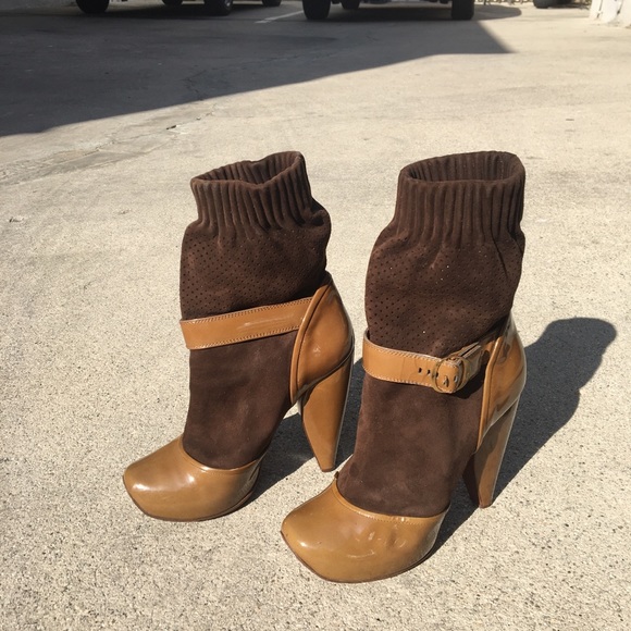 Marc Jacobs size 37 1/2 women’s heel caramel,brown buckle strap made in Italy - Picture 4 of 5